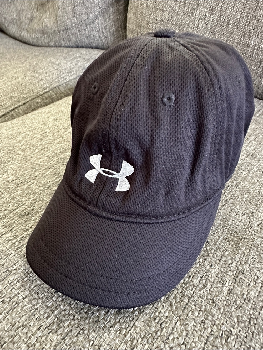 Under Armour Women’s Black Mesh Performance Baseball Cap Hat - Size W - EUC